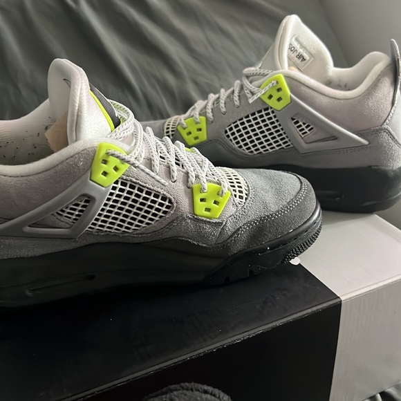 Jordan 4 Neon (gs) - Picture 3 of 4